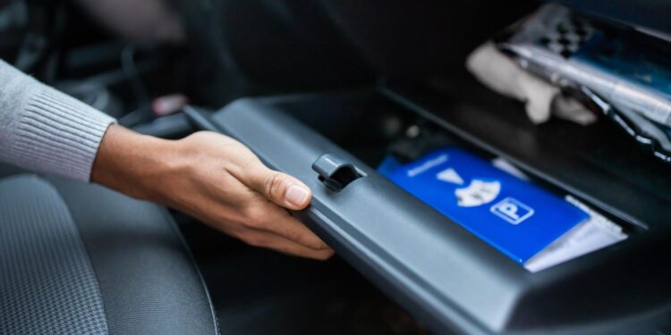 Πρόστιμο 400 ευρώ για χιλιάδες οδηγούς -Γιατί πρέπει να κοιτάξεις το ντουλαπάκι του αυτοκινήτου