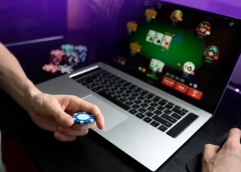 Online τζόγο παίζουν 7 στους 10 Έλληνες, μόνο το 5% πάει στα καζίνο