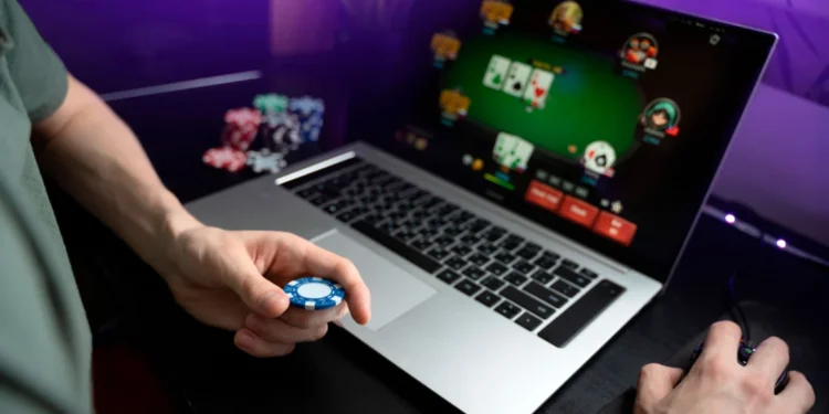 Online τζόγο παίζουν 7 στους 10 Έλληνες, μόνο το 5% πάει στα καζίνο