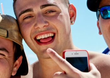 Το επιθετικό και ματσό μάρκετινγκ του AfD: «Οι αληθινοί άνδρες είναι δεξιοί»