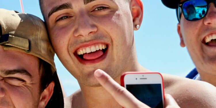 Το επιθετικό και ματσό μάρκετινγκ του AfD: «Οι αληθινοί άνδρες είναι δεξιοί»