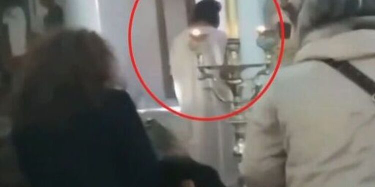 Πατέρας Αντώνιος: Λειτούργησε στα Δερβενοχώρια – Οι «άνθρωποί» του επιτέθηκαν σε δημοσιογράφο