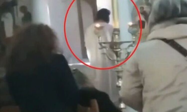 Πατέρας Αντώνιος: Λειτούργησε στα Δερβενοχώρια – Οι «άνθρωποί» του επιτέθηκαν σε δημοσιογράφο