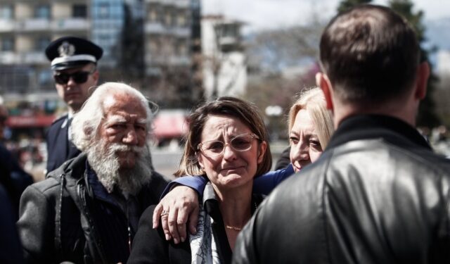 Παρέλαση στα Τρίκαλα – Οικογένεια Πλακιά: “Πού πατάς κόρνα; Στη μάνα τη χαροκαμένη;”