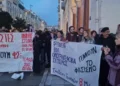 Συγκεντρώσεις στην Αριστοτέλους παρά την απαγόρευση – Η ΕΛΑΣ απώθησε διαδηλωτές έξω από το Ολύμπιον για τα «Αδέσποτα Κορμιά»