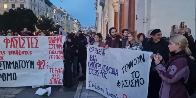 Συγκεντρώσεις στην Αριστοτέλους παρά την απαγόρευση – Η ΕΛΑΣ απώθησε διαδηλωτές έξω από το Ολύμπιον για τα «Αδέσποτα Κορμιά»