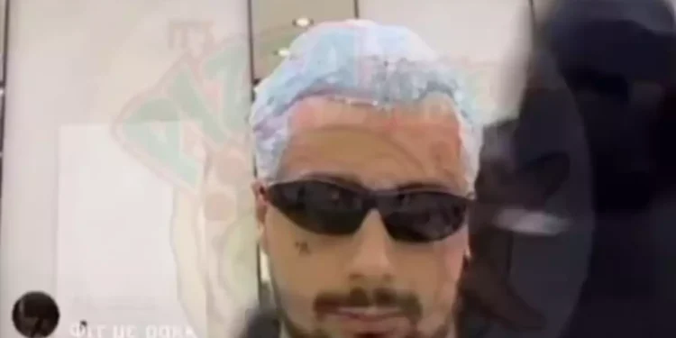 Sin Boy: «Μόλις βγήκα από την εντατική» – Η φωτογραφία με τον ορό μετά το άγριο ξύλο στο κομμωτήριο