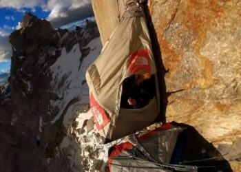 Βίντεο: Ορειβάτες κοιμούνται σε κρεμαστές σκηνές σε υψόμετρο 2.500 μέτρα