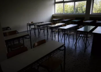 Πάτρα: Τον πλάκωσαν στο ξύλο έξω από το ΕΠΑΛ και έγραψαν συνθήματα στο σπίτι του