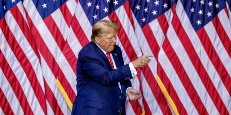 Ο Τραμπ υπόσχεται να απελευθερώσει τους καταδικασμένους για την επίθεση στο Καπιτώλιο, αν επανεκλεγεί