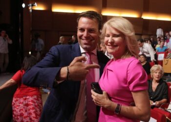 «Κόκκινο πανί» η Τζάκρη, με τον Κασσελάκη να τραγουδάει «απολύομαι και τρελαίνομαι»