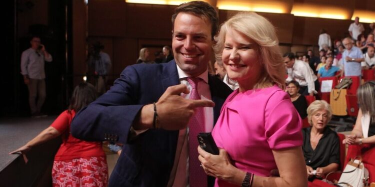 «Κόκκινο πανί» η Τζάκρη, με τον Κασσελάκη να τραγουδάει «απολύομαι και τρελαίνομαι»