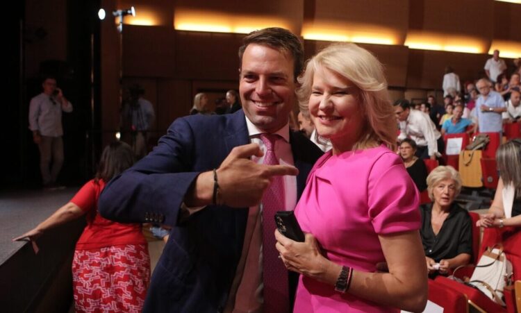 «Κόκκινο πανί» η Τζάκρη, με τον Κασσελάκη να τραγουδάει «απολύομαι και τρελαίνομαι»