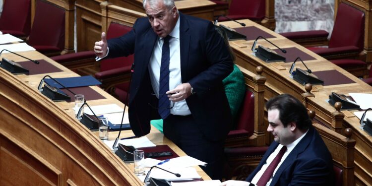 Τέμπη: «Θάβονται» 1,3 εκατομμύρια υπογραφές – Κόντρα στη Βουλή για το νόμο περί ευθύνης υπουργών