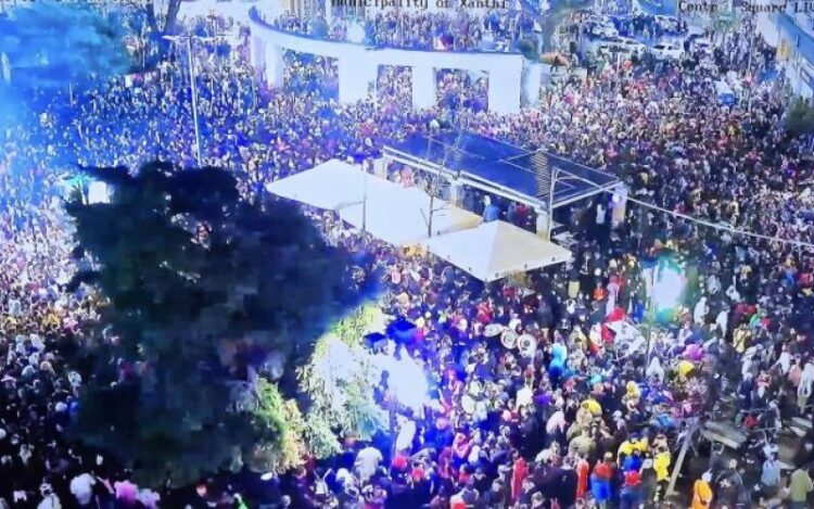 «Βούλιαξε» η Ξάνθη για τη νυχτερινή παρέλαση (Β΄ιντεο)