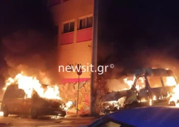 Ζωγράφου: Άγνωστοι πυρπόλησαν σχολικά λεωφορεία, αυτοκίνητα και μοτοσικλέτες (Εικόνες)