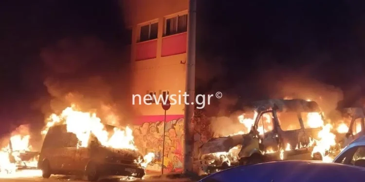 Ζωγράφου: Άγνωστοι πυρπόλησαν σχολικά λεωφορεία, αυτοκίνητα και μοτοσικλέτες (Εικόνες)
