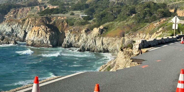 Μεγάλος αυτοκινητόδρομος της Καλιφόρνια κατέρρευσε με αποτέλεσμα τον εγκλωβισμό δεκάδων οδηγών