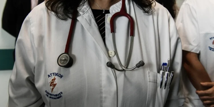 Σοβαρή καταγγελία για το «Αττικόν»: Η διοίκηση στερεί κρίσιμη επέμβαση σε 49 ασθενείς με Πάρκινσον