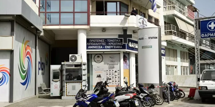 Άγιοι Ανάργυροι: «Πήγα μαυρισμένη από το ξύλο στο ίδιο τμήμα και με έδιωξαν»