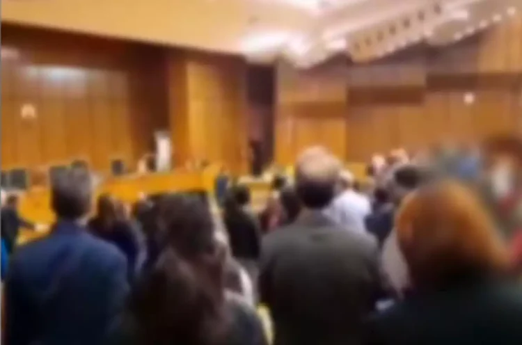 Δίκη για τη φωτιά στο Μάτι: Ξεχείλισε η οργή των συγγενών στο άκουσμα των ποινών – Όλοι ελεύθεροι