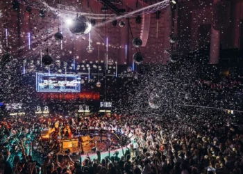 Τα δύο πρόσωπα της Ίμπιζας: Παράδεισος για τους τουρίστες, «κόλαση» για τους κατοίκους που κοιμούνται σε αμάξια