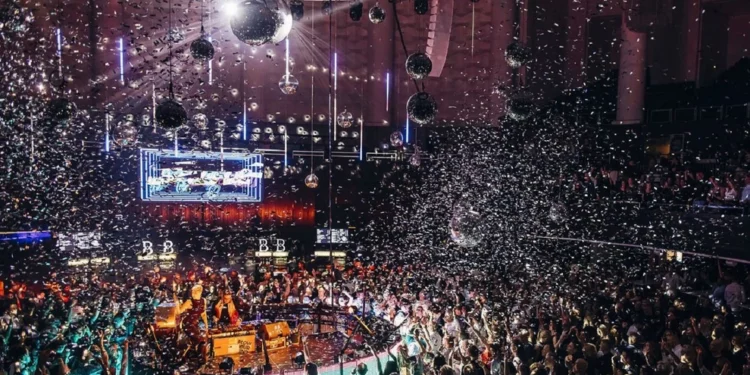 Τα δύο πρόσωπα της Ίμπιζας: Παράδεισος για τους τουρίστες, «κόλαση» για τους κατοίκους που κοιμούνται σε αμάξια