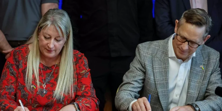 Ουκρανία και Βρετανία υπέγραψαν συμφωνία παραγωγής όπλων στο έδαφος της εμπόλεμης χώρας