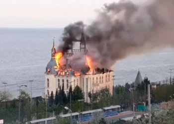 Στις φλόγες το εμβληματικό «κάστρο του Χάρι Πότερ» μετά από ρωσική επίθεση στην Οδησσό – Δείτε βίντεο