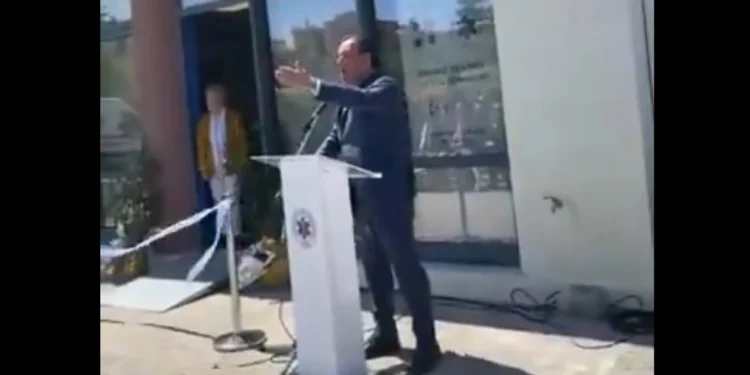 Γεωργιάδης: Αντιπαράθεση με υγειονομικούς στα εγκαίνια νέου κτιρίου του ΕΚΑΒ στη Μυτιλήνη – Δείτε βίντεο