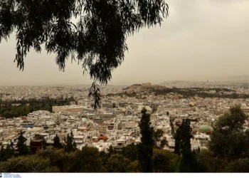 Πέπλο αφρικανικής σκόνης «κατάπιε» ξανά την Αθήνα – Αποπνικτικό το σκηνικό στην πρωτεύουσα