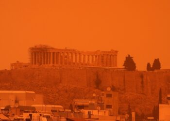 Αφρικανική σκόνη: Σοκαριστικές εικόνες και βίντεο από τον ουρανό της Αττικής