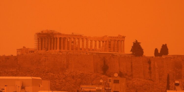 Αφρικανική σκόνη: Σοκαριστικές εικόνες και βίντεο από τον ουρανό της Αττικής