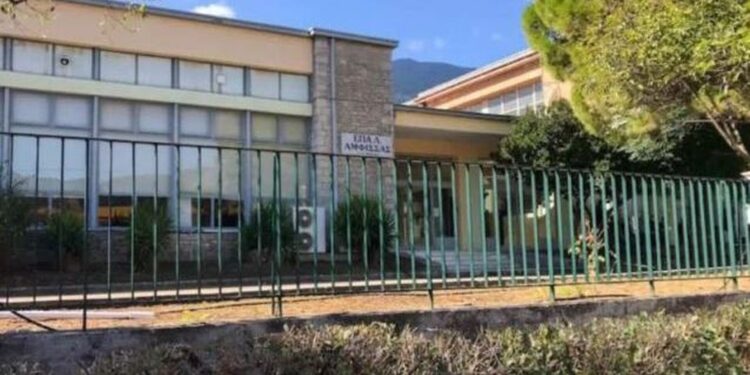 Συναγερμός για πυρκαγιά στο ΕΠΑΛ Άμφισσας – Στο νοσοκομείο εννέα μαθητές και μία καθηγήτρια