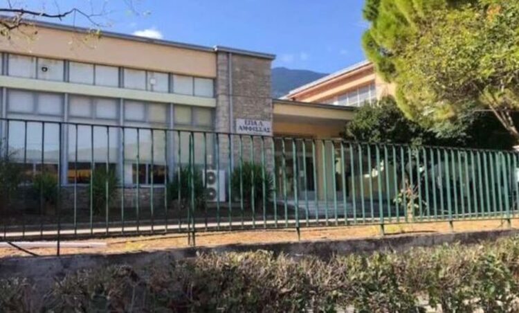 Συναγερμός για πυρκαγιά στο ΕΠΑΛ Άμφισσας – Στο νοσοκομείο εννέα μαθητές και μία καθηγήτρια