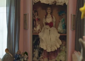 Η ανατριχιαστική ιστορία της πραγματικής «Annabelle»: Ο αγιασμός και οι προσευχές (vid)