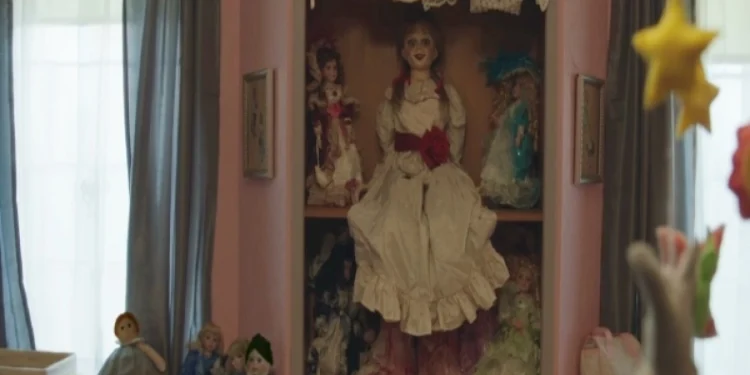 Η ανατριχιαστική ιστορία της πραγματικής «Annabelle»: Ο αγιασμός και οι προσευχές (vid)