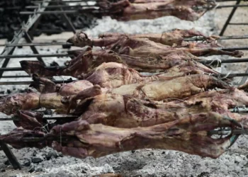 Πάσχα: Υποτονική η αγορά κρέατος – «Μπάχαλο» με τις τιμές του αρνιού