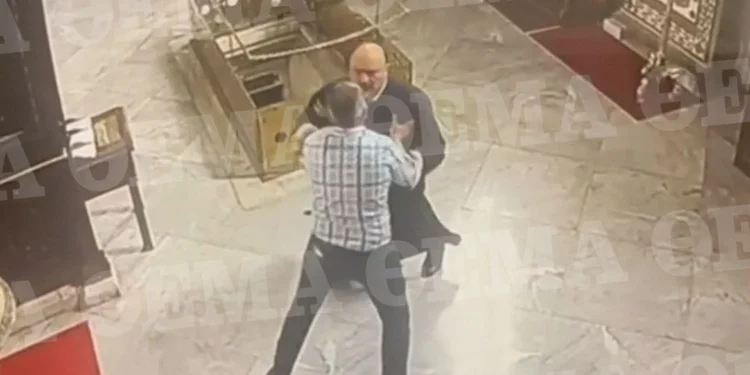Κωνσταντινούπολη: Αρχιμανδρίτης ξυλοκόπησε Μητροπολίτη μέσα σε ναό – Δείτε βίντεο