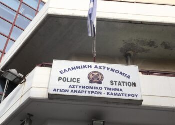 Σάλος με την αδράνεια των αστυνομικών στο Α.Τ. Αγίων Αναργύρων – Πώς θα είχε σωθεί η 28χρονη