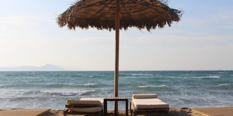 Απαγορευμένες και φέτος οι… διακοπές για τους Έλληνες – Τι προβλέπουν οι ξενοδόχοι