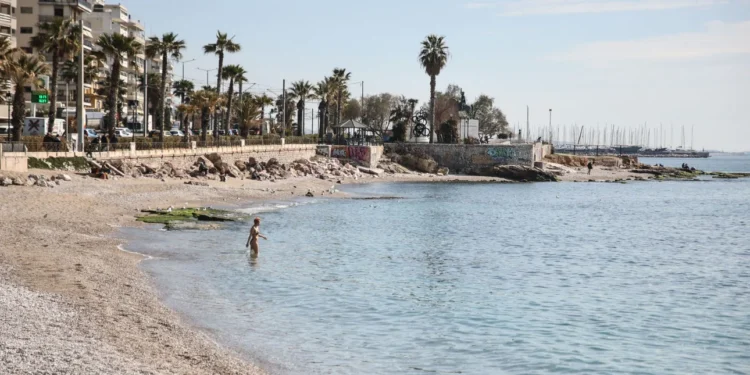 Καιρός: Συνεχίζεται το «μίνι καλοκαίρι» με 27 βαθμούς σήμερα -Σαββατοκύριακο για παραλίες