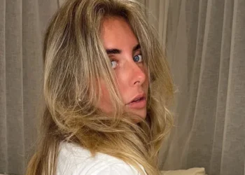 Φοιτητές έκαναν ουρές έξω από το δωμάτιο μοντέλου για σεξουαλικό event