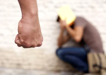 Μέσω της εφορίας θα πληρώνουν οι γονείς τις φθορές που προκαλούν τα παιδιά τους στο σχολείο – Τι λέει η Μακρή για τους βανδαλισμούς