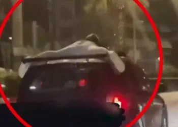 Λεωφόρος Ποσειδώνος: Νεαρός έχει γατζωθεί σε οροφή αυτοκινήτου – Νέο επικίνδυνο challenge