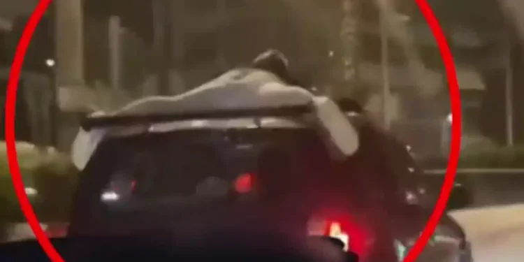 Λεωφόρος Ποσειδώνος: Νεαρός έχει γατζωθεί σε οροφή αυτοκινήτου – Νέο επικίνδυνο challenge