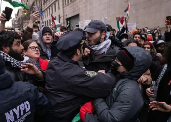 Τι συμβαίνει στο Κολούμπια: Χάος για τη Γάζα με συγκρούσεις και σε άλλα πανεπιστήμια – Ποιοι είναι οι διαδηλωτές