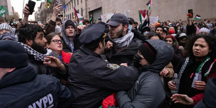 Τι συμβαίνει στο Κολούμπια: Χάος για τη Γάζα με συγκρούσεις και σε άλλα πανεπιστήμια – Ποιοι είναι οι διαδηλωτές