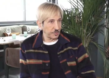 Δημήτρης Παπάζογλου: Η μητέρα μου με χτύπαγε γιατί φοβόταν να μη γίνω ομοφυλόφιλος