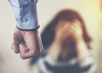 Εφιάλτης για 41χρονη στην Εύβοια: Ο σύντροφός της, τη χτυπούσε και την κλείδωνε στο σπίτι